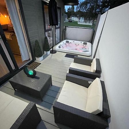 Reynards Retreat Lodge With Hot Tub Barmby on the Moor Esterno foto