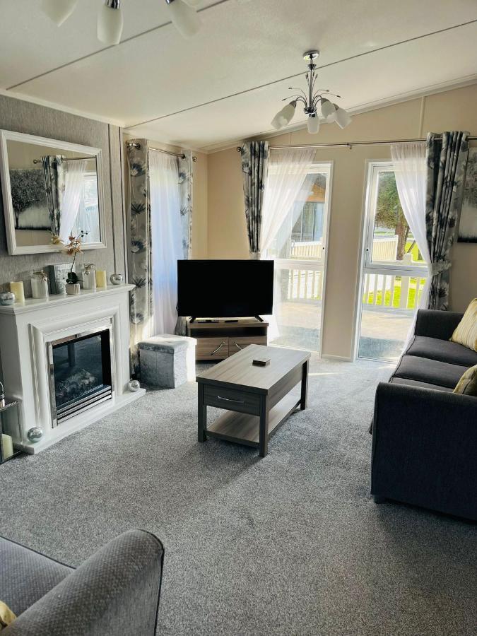 Reynards Retreat Lodge With Hot Tub Barmby on the Moor Esterno foto